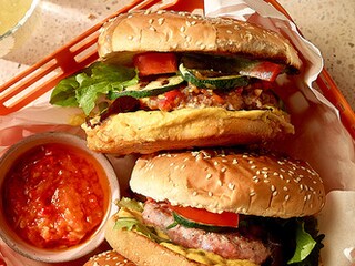 Ibericoburgers met wortelhummus en pikante salsa