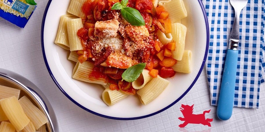 Rigatoni met kip, spekreepjes en tomatensaus met groenten
