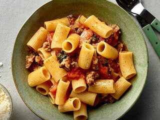 Rigatoni aux tomates fraîches et à la viande