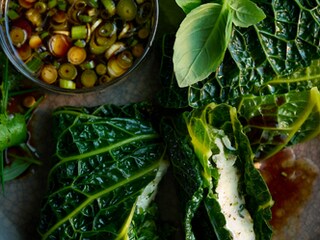 Feuilles de chou farcies au poisson et aux herbes fraîches