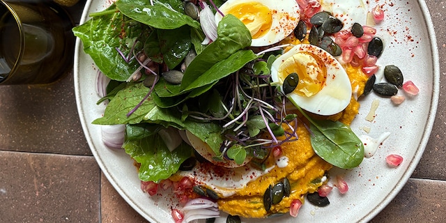 Œufs mollets, houmous de butternut, salade d’automne