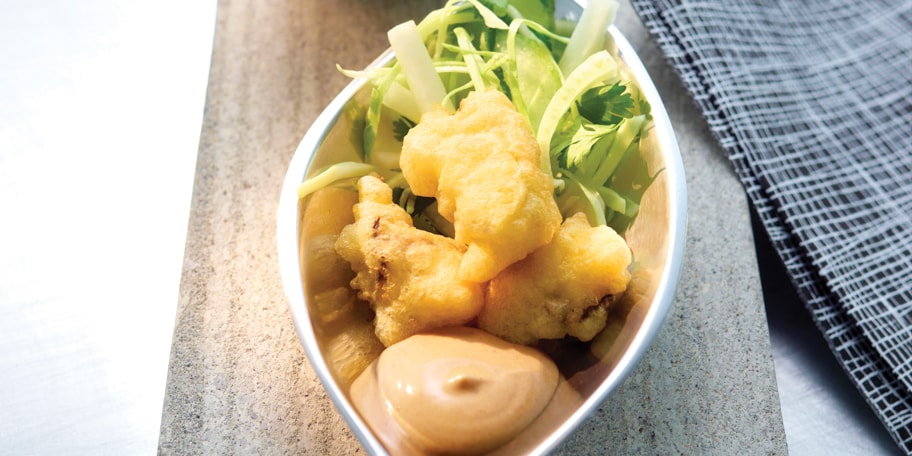 Tempura d’huîtres, légumes marinés et mayonnaise à la sauce hoisin
