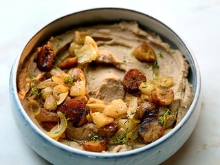 Kastanjepuree met knolselder en gekonfijte uien