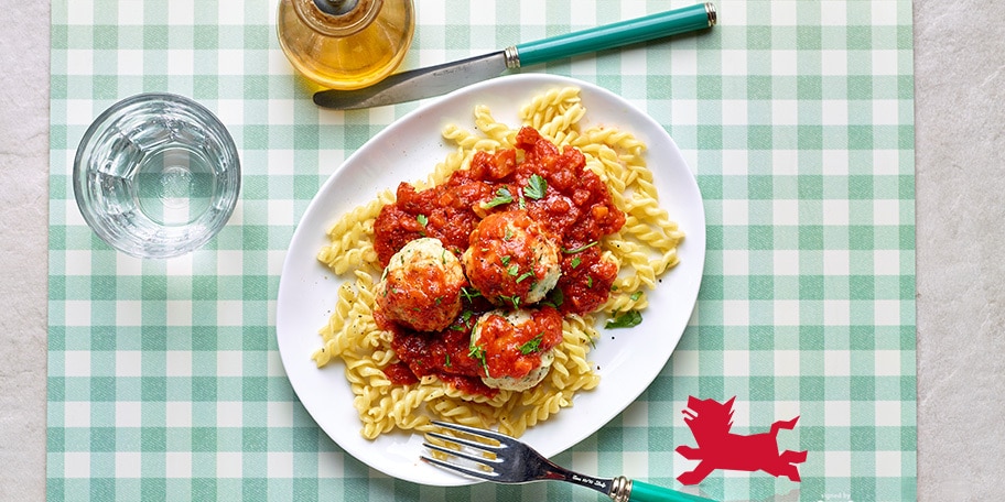 Kabeljauwballetjes, tomatensaus en spirelli