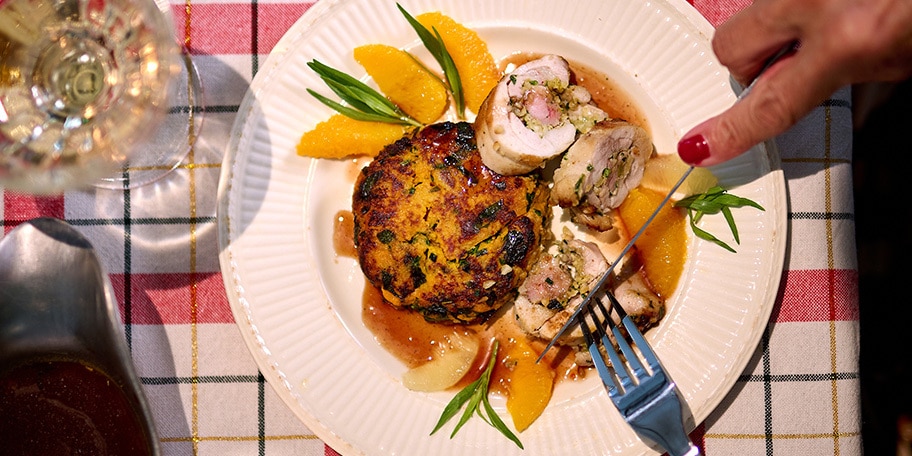 Volaille farcie, sauce à l'orange et galettes de patates douces