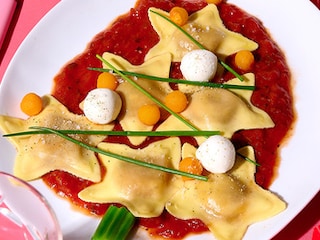 Kerstboompjes van sterravioli met tomatensaus en butternut