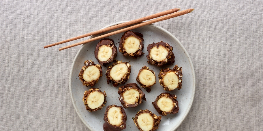 Banana sushi met granola