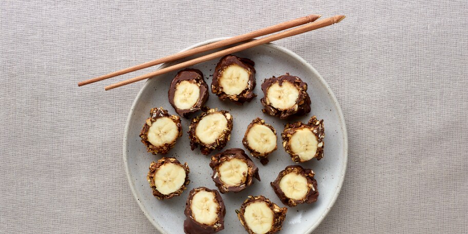 Banana sushi met granola
