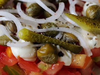 Tartare de tomates aux câpres et aux cornichons