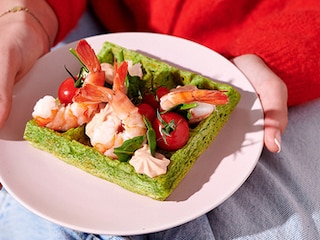 Groene wafels met kerstomaten en scampi