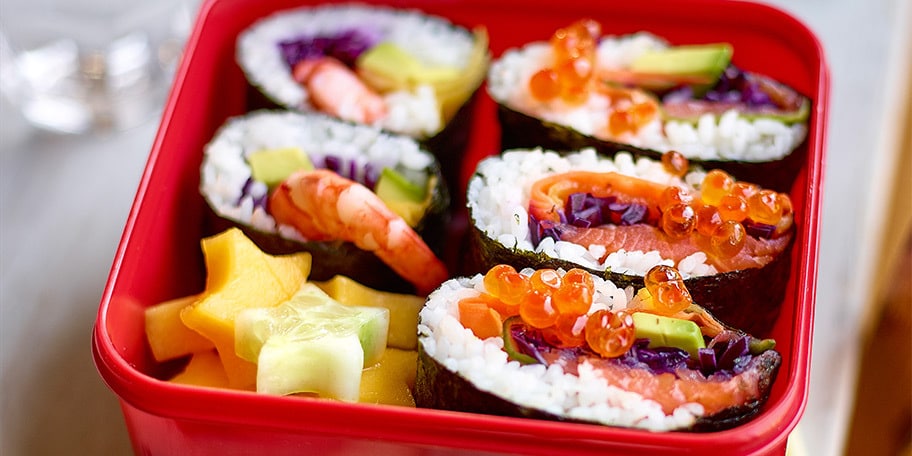 Onigirazu (sushisandwich) met een aardbeiensoepje