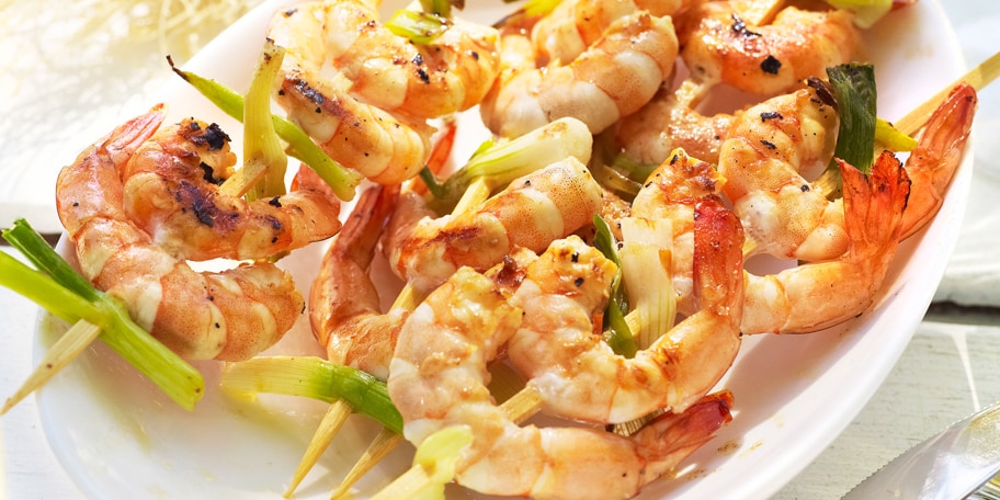 Brochettes van gemarineerde scampi’s met limoen