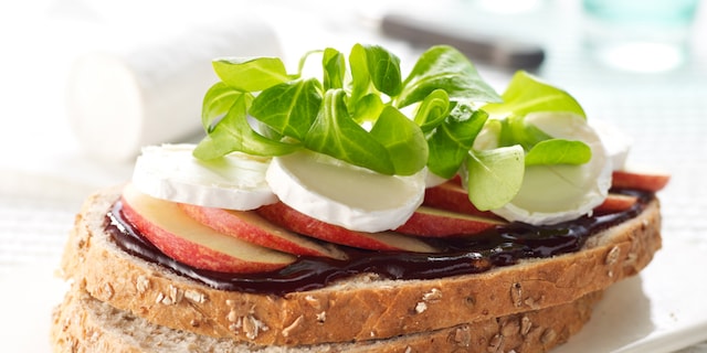 Boterhammen met geitenkaas, appels en Luikse siroop