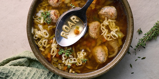 Minestrone-maaltijdsoep met chipolataballetjes en parmigiano
