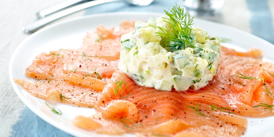 Carpaccio van zalm met aardappel en komkommer