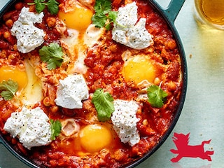 Shakshuka met kikkererwten en verse geitenkaas