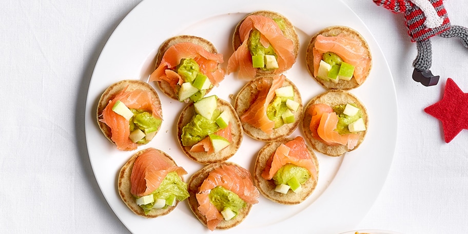 Blinis au saumon, pomme verte et guacamole