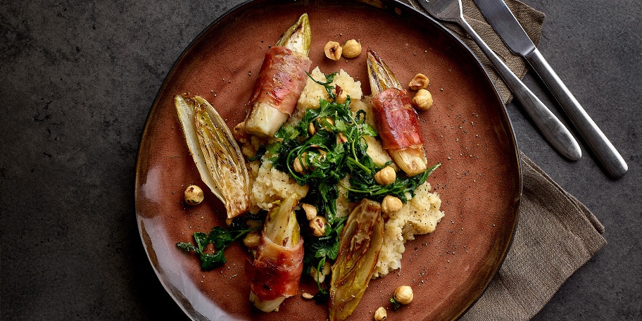 Roulades de chicons au jambon cru, purée de céleri-rave et noisettes