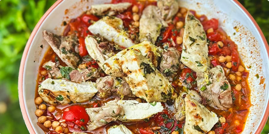 Barbecuekip, kruidige kikkererwten met tomaat en paprika