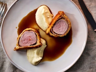 Filets mignons en croûte, crème de panais et jus aux truffes