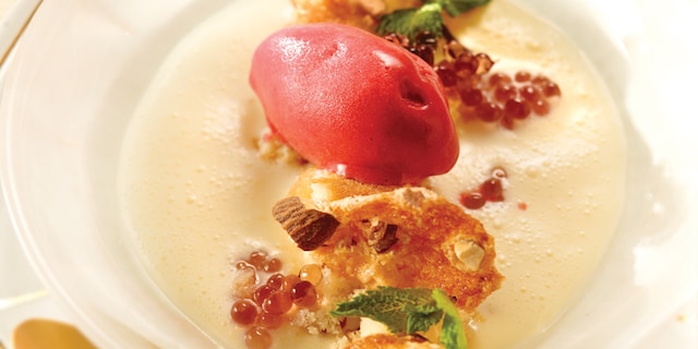Gazpacho van witte chocolade en kokosnoot, frambozensorbet