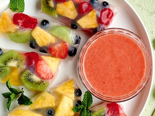 Zoete lenterolletjes met fruit, aardbeiencoulis en kerstomaten