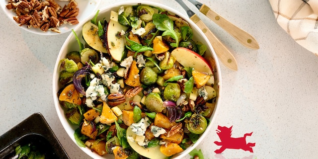 Wintersalade met geroosterde groenten, roquefort en pecannoten