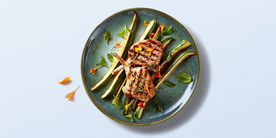 Lamskoteletten en gebakken courgettes met verse munt en Pastis