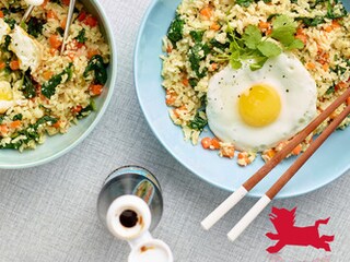 Gebakken bloemkoolrijst met groenten en knapperige eieren