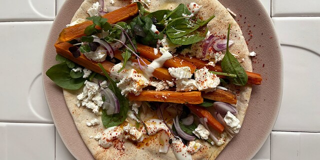 Durum aux frites de légumes grillées, feta, épinards et sauce yaourt