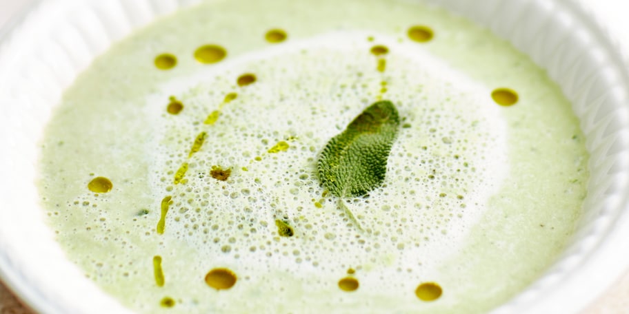 Velouté van amandelen, salie en pompoenzaadolie
