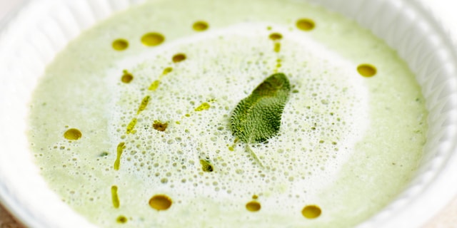 Velouté van amandelen, salie en pompoenzaadolie