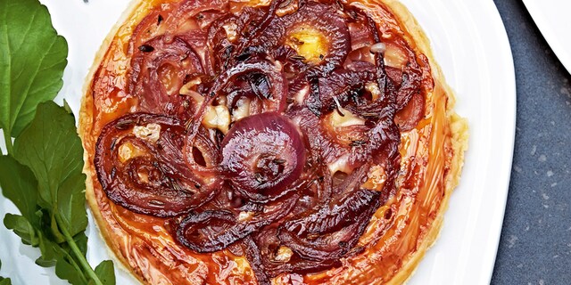 Fijne taartjes met rode ui, provolone en karwijzaad