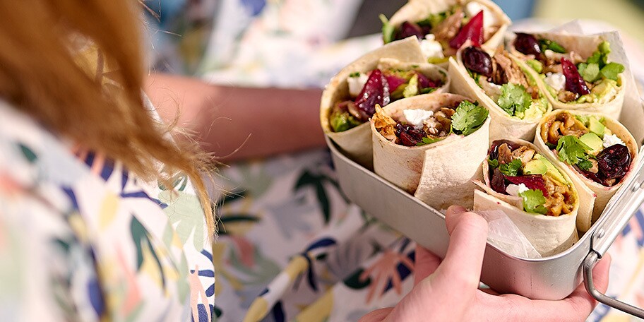 Burritos au poulet, fromage de chèvre et sauce aux cerises