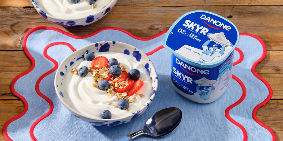 Smeuïg ontbijt : Danone Skyr met rode vruchten & granola