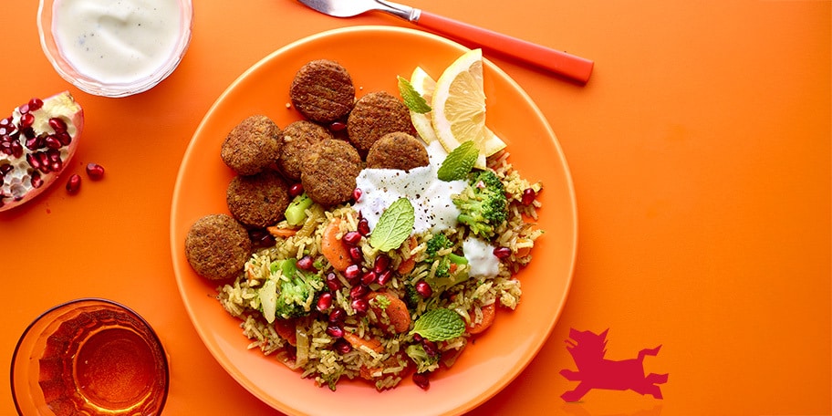 Gebakken rijst met groenten, falafels en yoghurtsaus