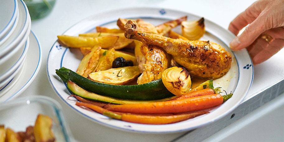 Poulet et pommes de terre rôtis, légumes braisés