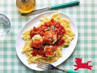 Kabeljauwballetjes, tomatensaus en spirelli