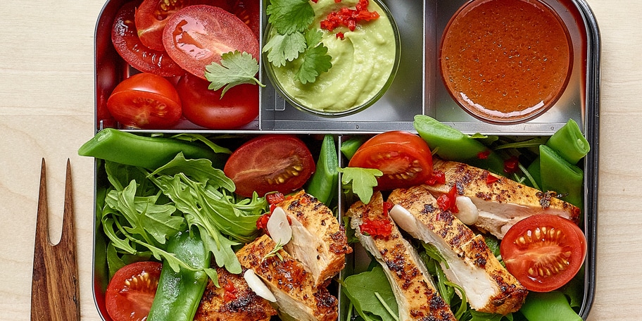 Salade met kip, cajun en guacamole