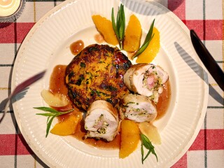 Gevuld gevogelte, sinaasappelsaus en zoeteaardappelkoekjes