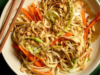 Noedelsalade met wortelen, lente-uitjes en pinda’s