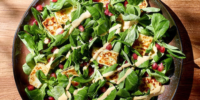 Salade à l'halloumi et à la grenade, sauce aux cacahuètes