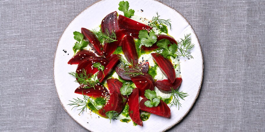 Rode bieten met fetacrème, skyr en koriander