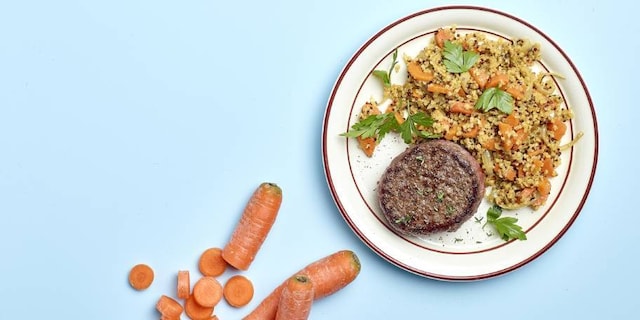 Burgers met risotto van bulgur en quinoa met worteltjes