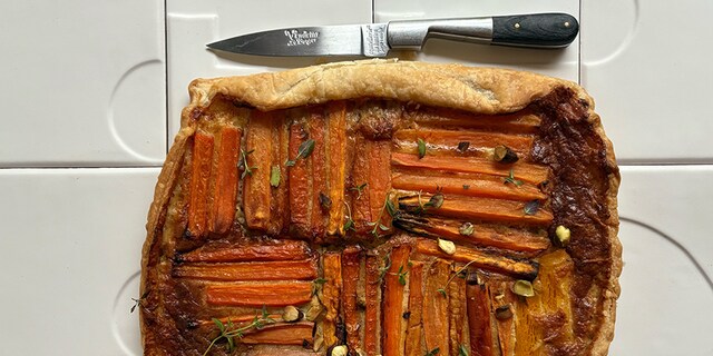 Tarte aux légumes grillés, pistaches et comté