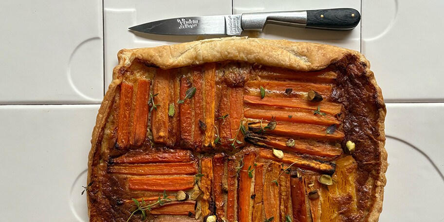 Tarte aux légumes grillés, pistaches et comté