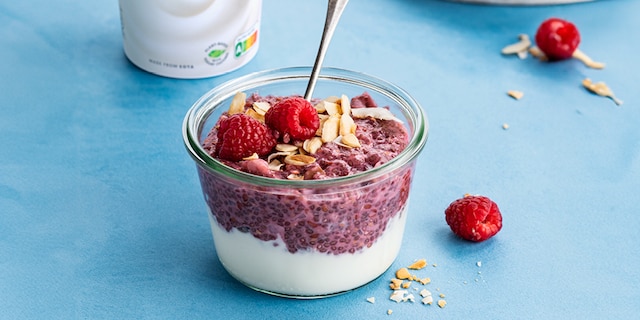 Alpro overnight parfait au chia, noix de cocoo et framboises