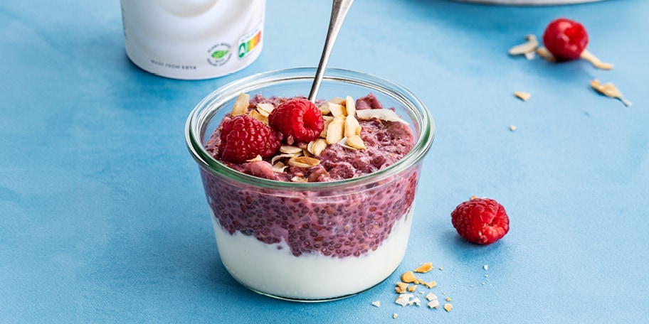 Alpro overnight parfait au chia, noix de cocoo et framboises