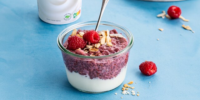 Alpro overnight parfait au chia, noix de cocoo et framboises