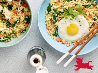 Riz de chou-fleur sauté aux légumes et œufs croustillants